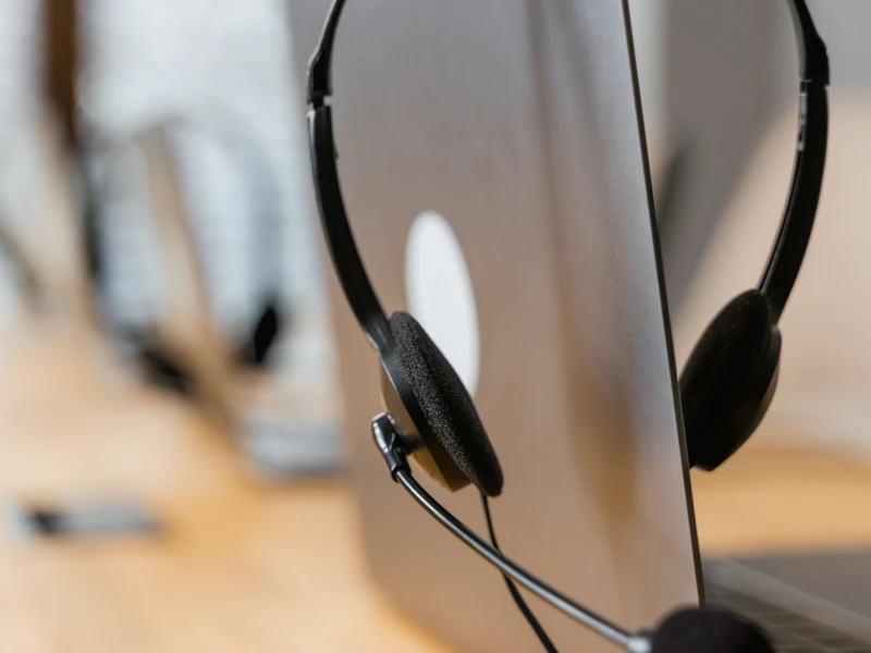 Casque téléphonique suspendu à un ordinateur portable